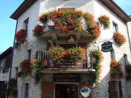 2008 10-Yvoire France Store Front